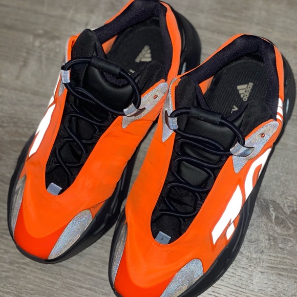 Yeezy orange and black size 7 youth woman’s 8.5 - Picture 3 of 3